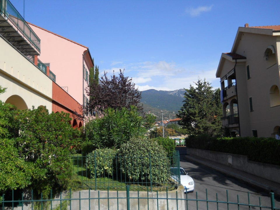 Entlang der Anlage /Einfahrt Tiefgarage Hotel I Cormorani