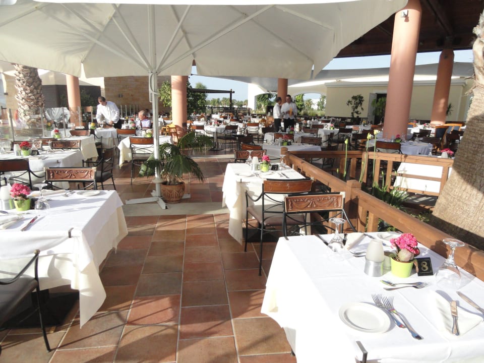 Eine der Terrassen Neptune Luxury Resort