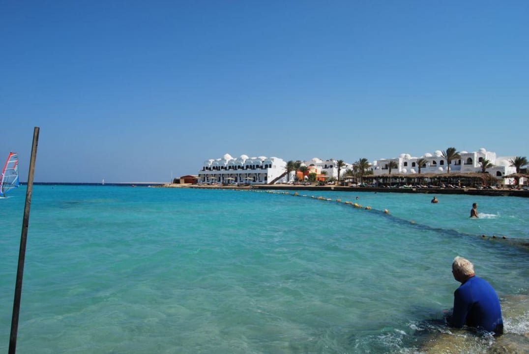 Widok z plaży na zatoczkę Arabella Azur Resort