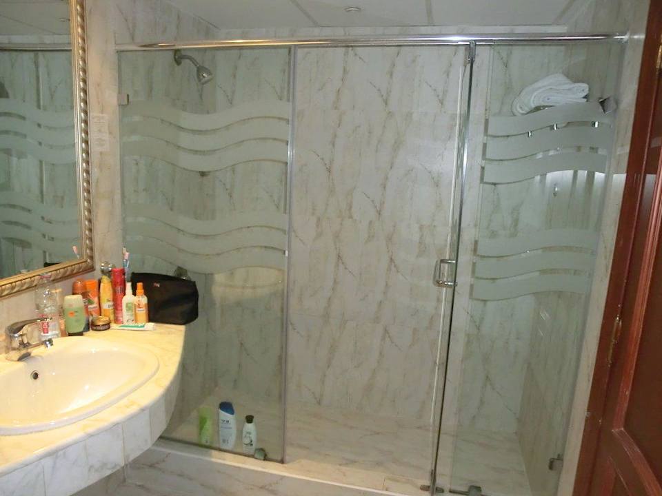 Bad...grosse geräumige Dusche... Titanic Beach Spa & Aqua Park