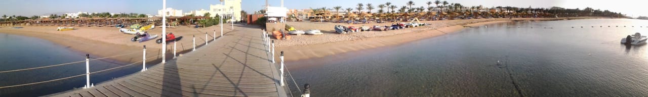 Blick vom Steg aus - rechts: Hotelstrand SUNRISE Royal Makadi Resort