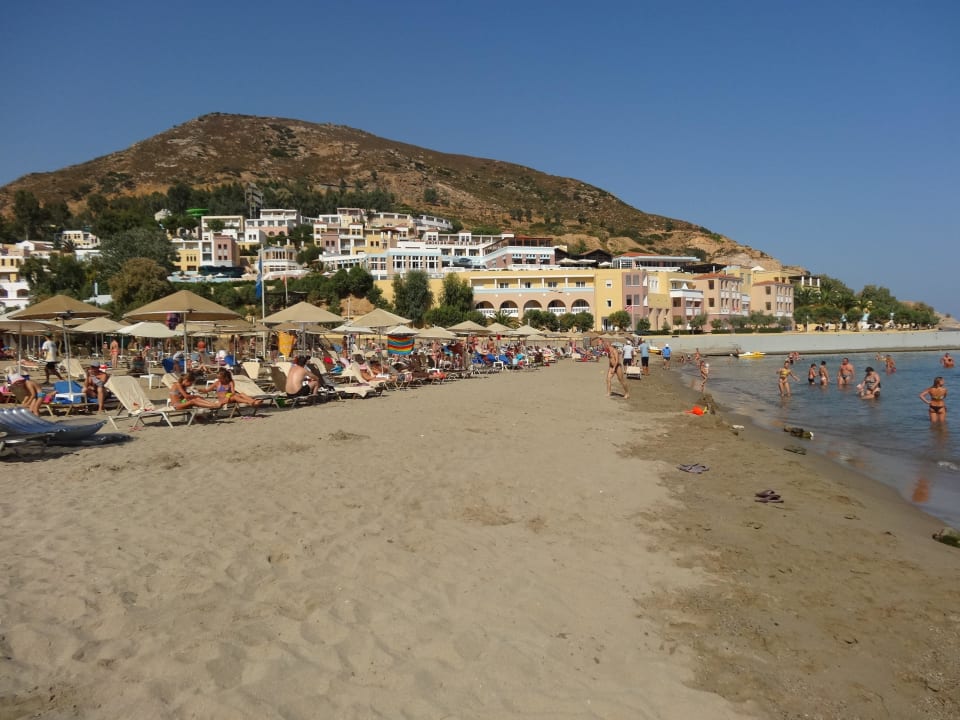 Strand mit Blick auf Hotel Fodele Beach & Water Park Holiday Resort