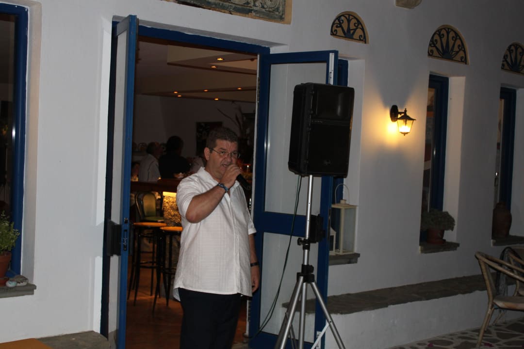 Der Gastgeber kann auch singen  Ekaterini Hotel
