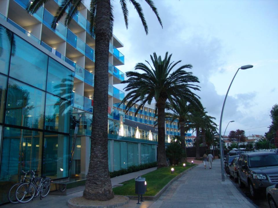 Vor dem Hotel Estival Maramar