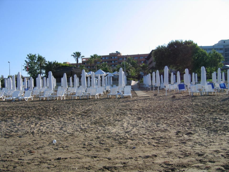 Blick vom Strand mit Sonnenschirmen zum Hotel Hotel Grand Side