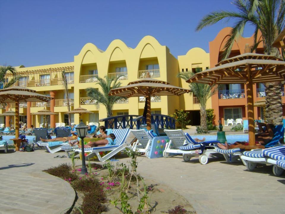 Ligbedden bij het zwembad Titanic Beach Spa & Aqua Park