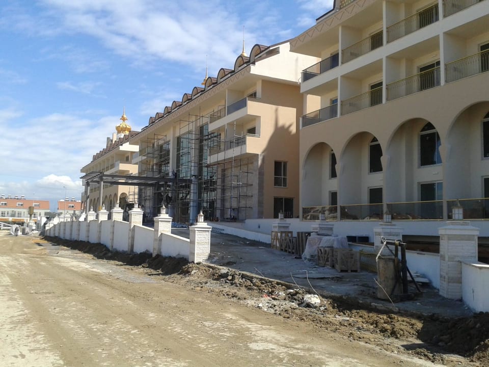 Die Auffahrt ist schon zu erkennen Well Palace Side