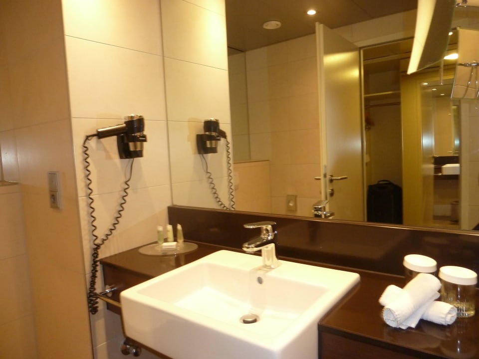 Waschbecken,Spiegel,Fön Hotel Courtyard by Marriott Linz