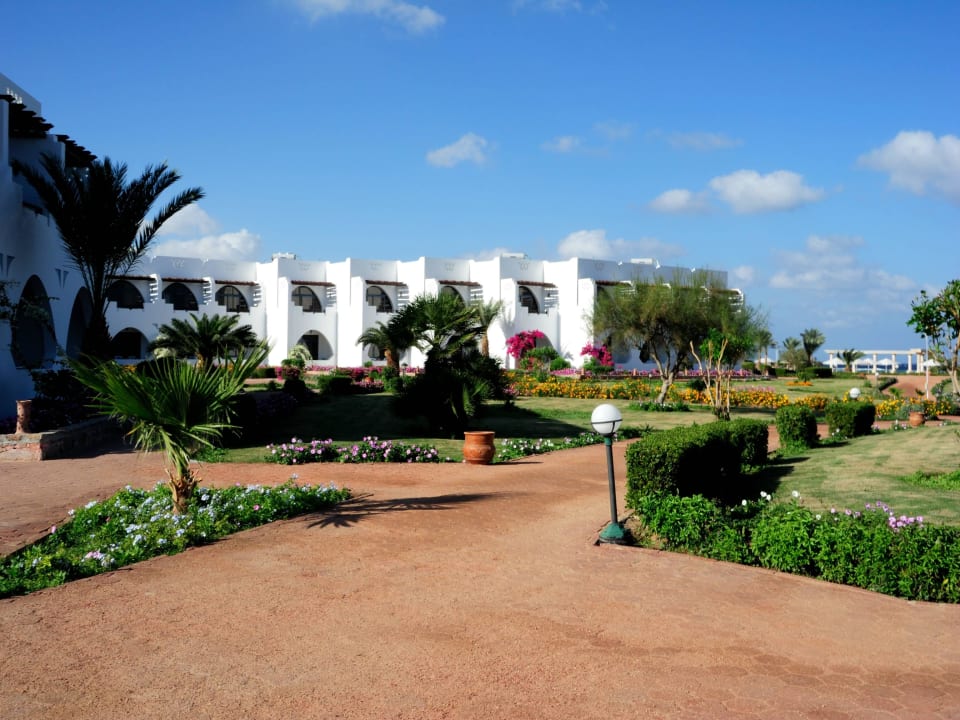 Über die Grünanlage zum Sietenflügel Three Corners Equinox Beach Resort