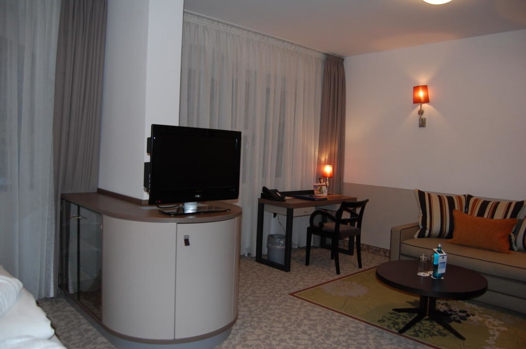 Flat TV und darunter Minibar Göbel's Vital Hotel Bad Sachsa