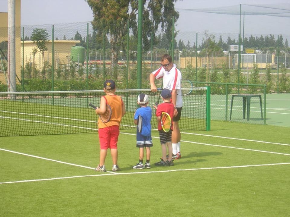Schnupperkurs Tennis für Kinder Falkensteiner Club Funimation Garden Calabria