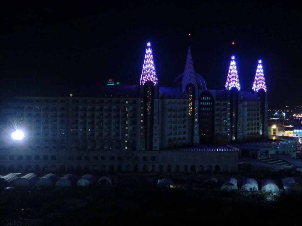 Bereits drei Türme des Hotels sind beleuchtbar Hotel Delphin Imperial