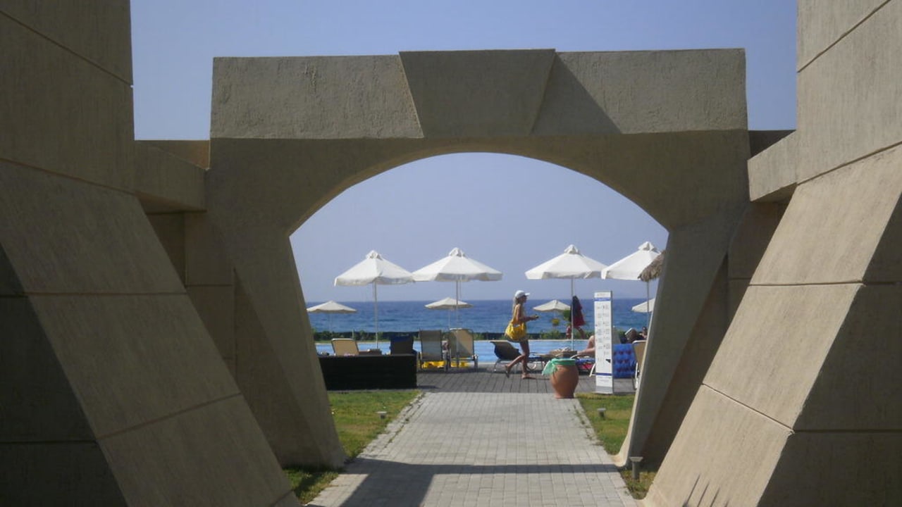 Ein Zugang zum Poolbereich am Meer Astir Odysseus Kos Resort & Spa