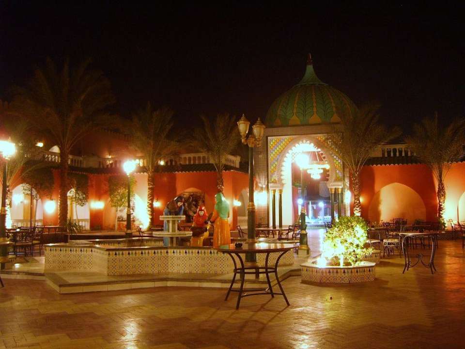 Platz hinter der Lobby Pickalbatros Alf Leila Wa Leila Resort - Neverland Hurghada