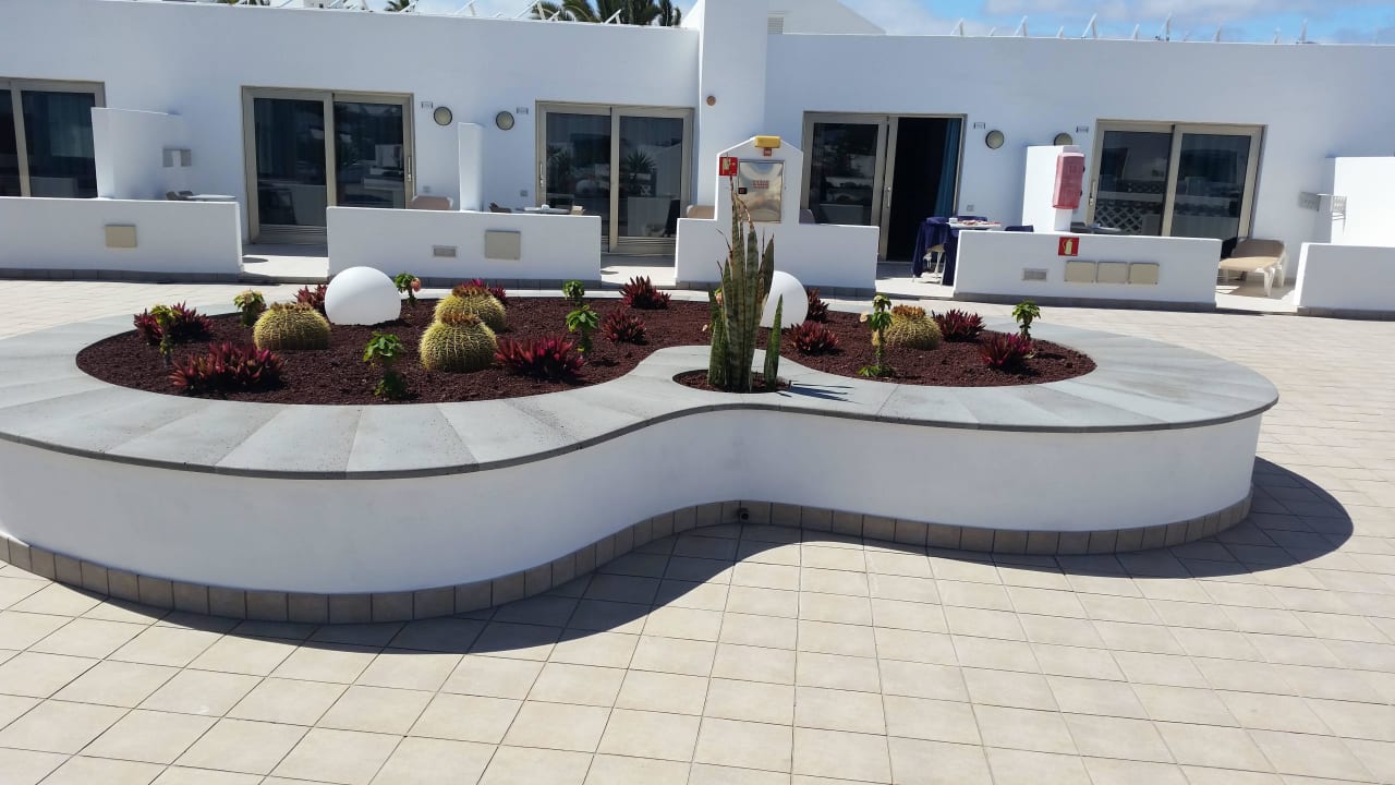 Gepflegter Außenbereich Hotel Las Costas