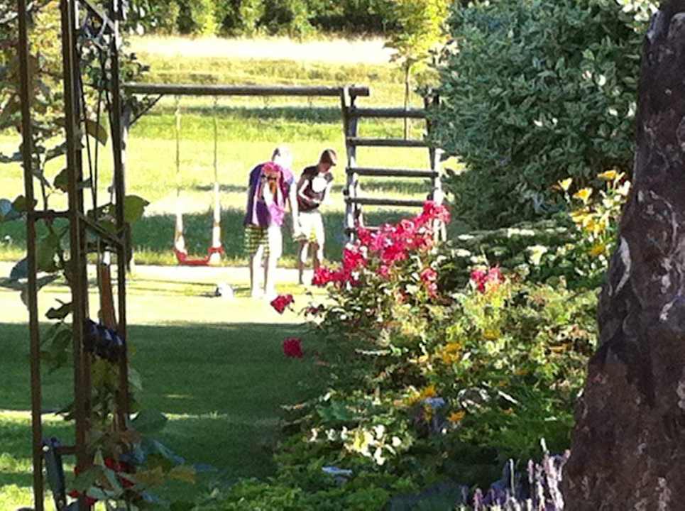 Blick in den weitläufigen Garten Pension Lindenbauer