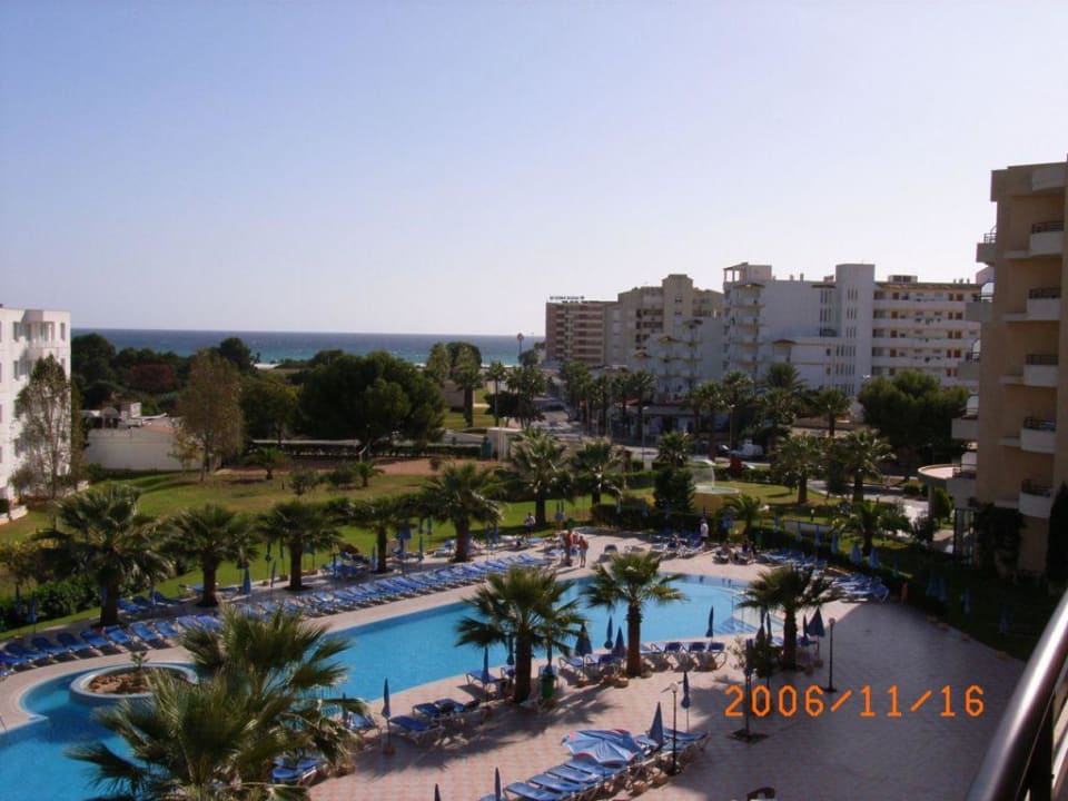 Terrassenblick zum Pool und Meer allsun App.-Hotel Orient Beach