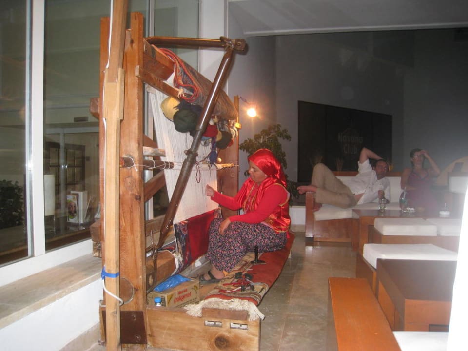 Die Frau webt den ganzen Abend  Monachus Family Resort Sorgun