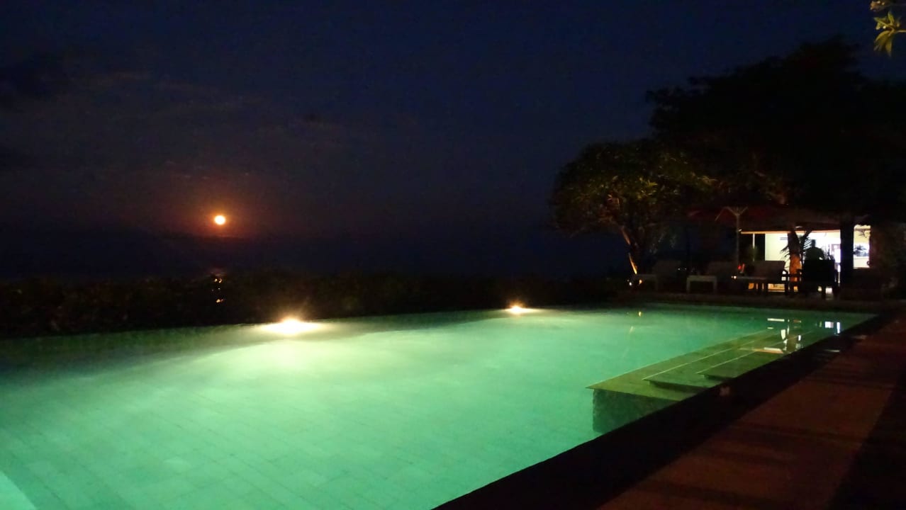 Pool bei Nacht Hotel Tauch Terminal Resort Tulamben