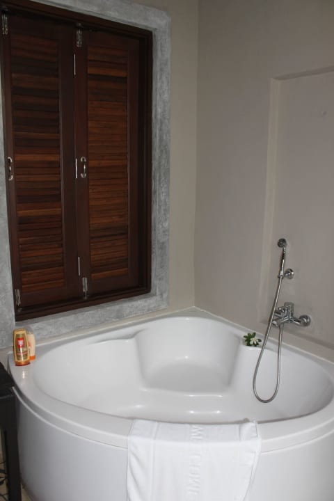 Badewanne im Bungalow Moracea by Khao Lak Resort