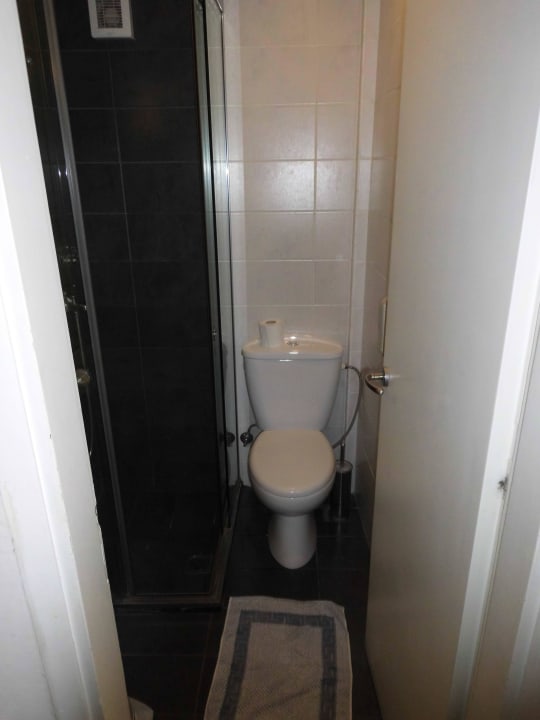 So klein, ohne Platz für Papierhalter Apollo Hotel