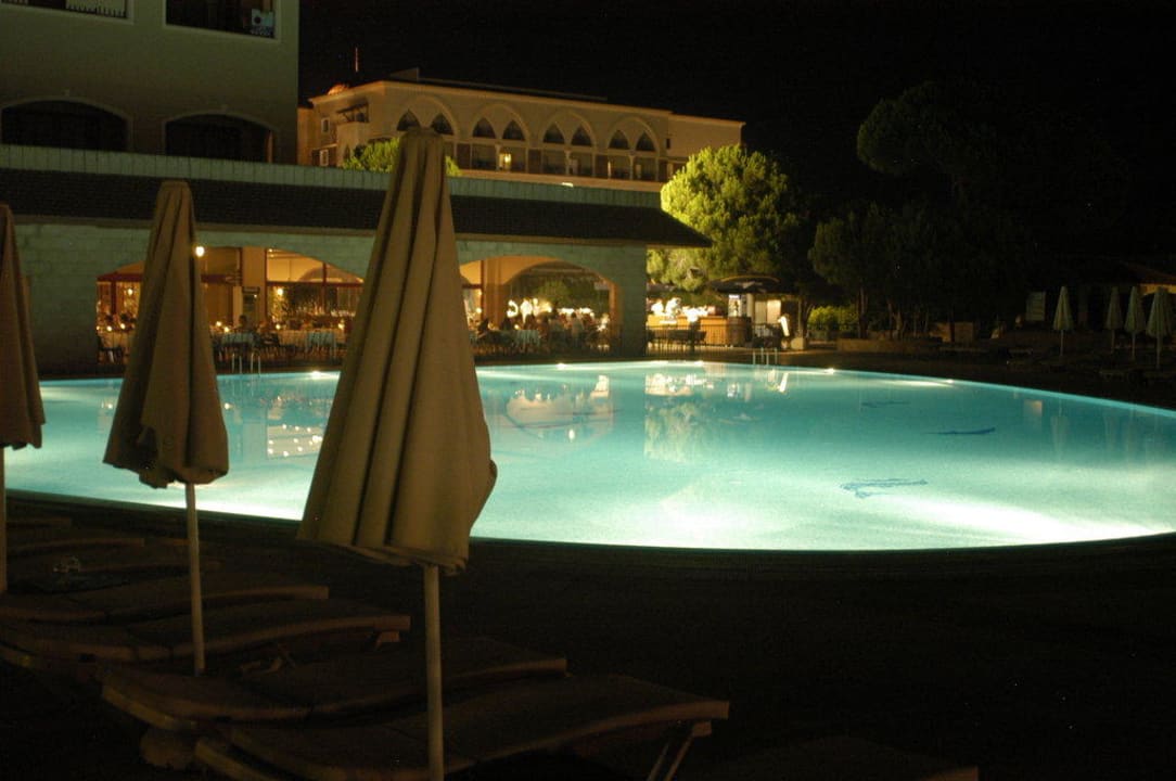 Blick über den Pool ins Restaurant Sirene Belek Hotel