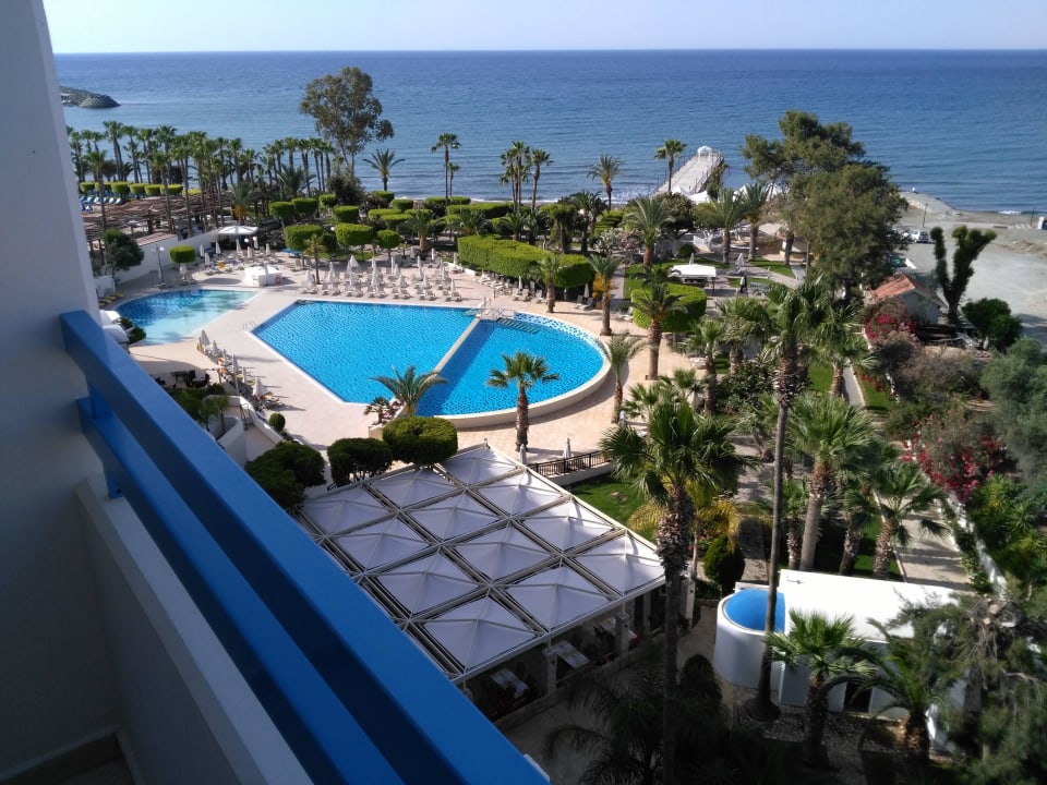 Blick vom Balkon auf Pool, Garten und Meer Elias Beach Hotel