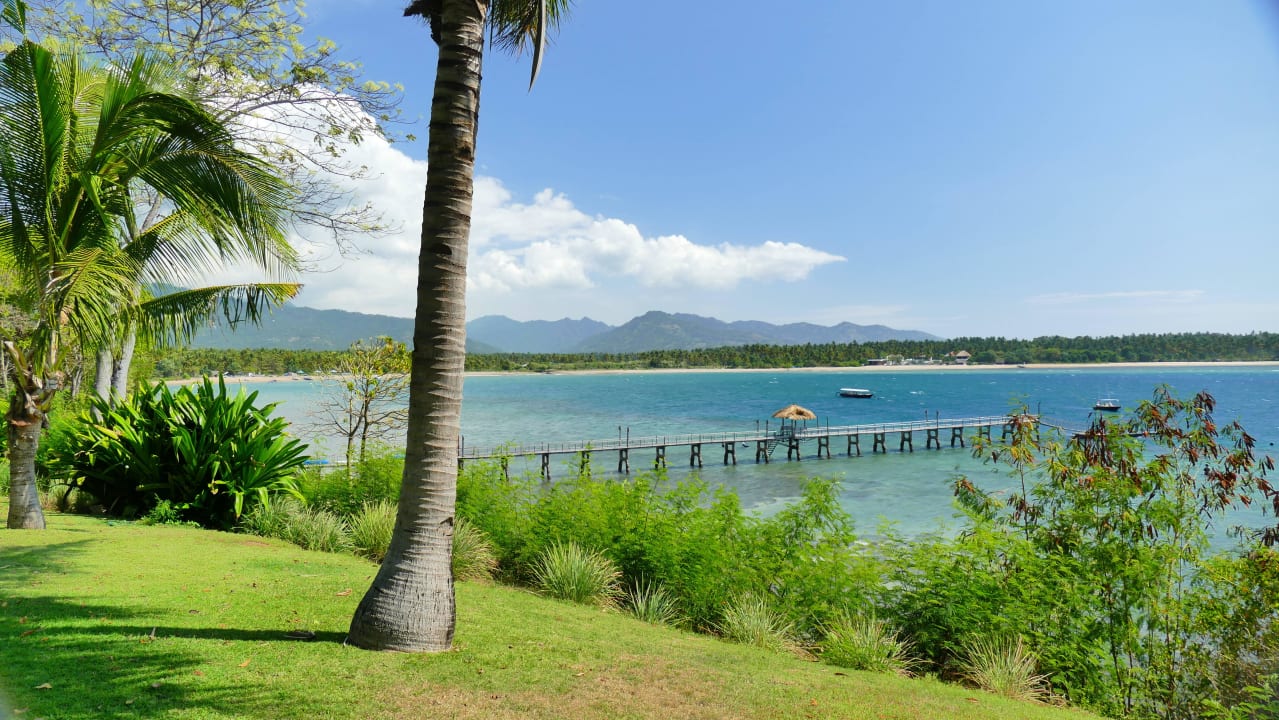 Blick auf Medana Bay mit jetty Hotel The Oberoi Lombok