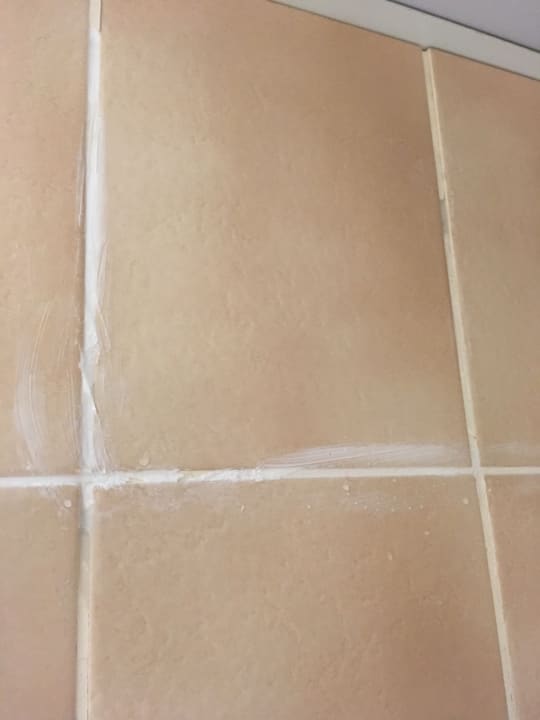 Fliesen mit Silikon geflickt, kurz vor dem abfalle Leonardo Hotel Hamburg Elbbrücken