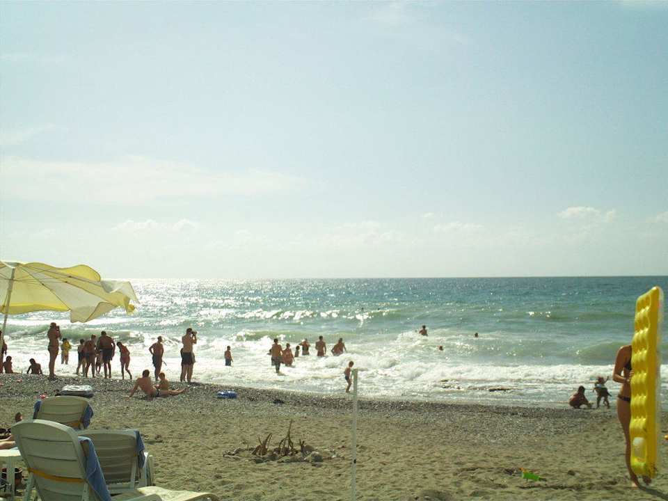 Blick von Liege auf das Wasser Larina Resort Spa & Hotel