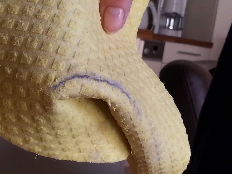 Staub am Kopfteil  des Bettes im Schlafzimmer Villa Strandkuss