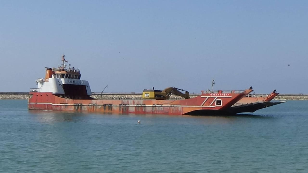 Schiff mit Bagger Fanar Hotel & Residences Salalah Beach