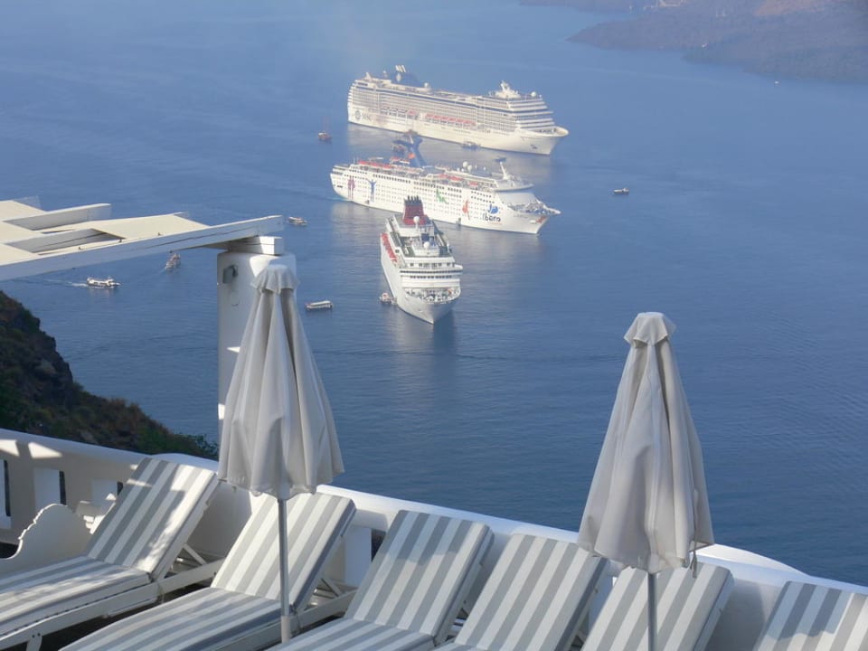 Blick vom Pool auf die Schiffe Hotel Agali Houses