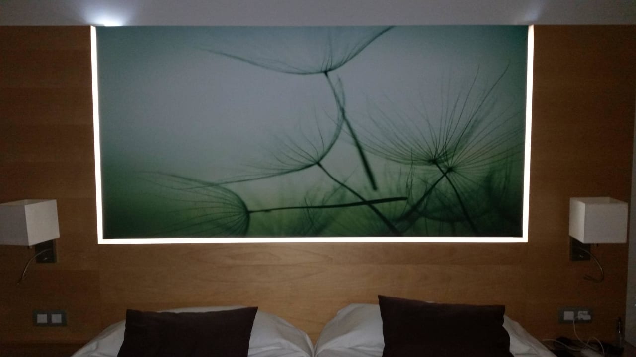 Bett mit beleuchtetem Bild  HL Sahara Playa
