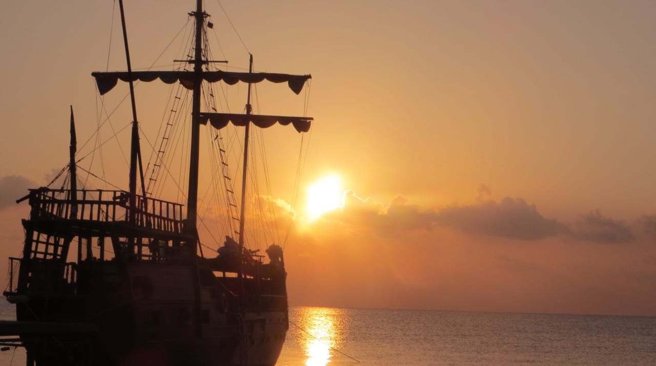 Sonnenaufgang am Strand Pirate's Beach Club