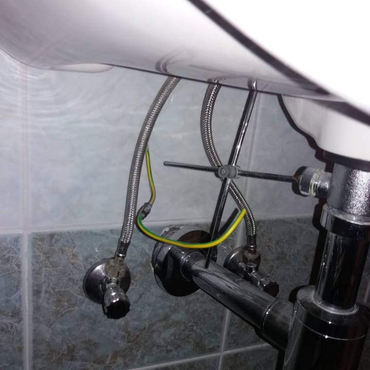 Abstehendes Kabel unterm Waschbecken Sunny Poreč by Valamar