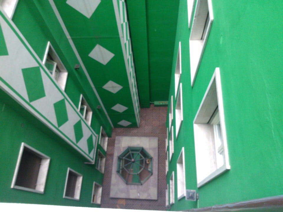 Wie man sieht, schauen viele in den Schacht Bauer Palazzo