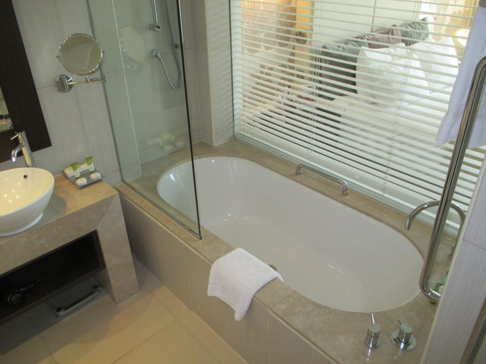 Badewanne/Dusche Crowne Plaza Hotel Yas Island