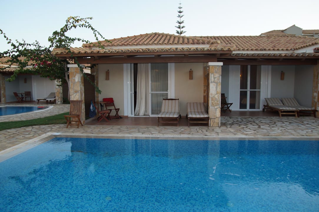 Unser Bungalow von Außen Olympia Golden Beach Resort & Spa