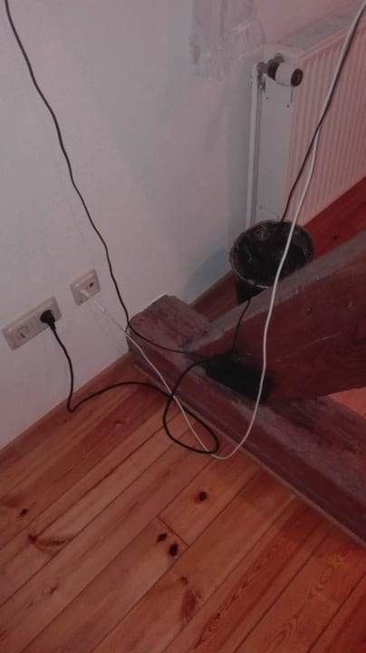 Kabelsalat an dem ein Fernseher hängt, Gutshof Eucken