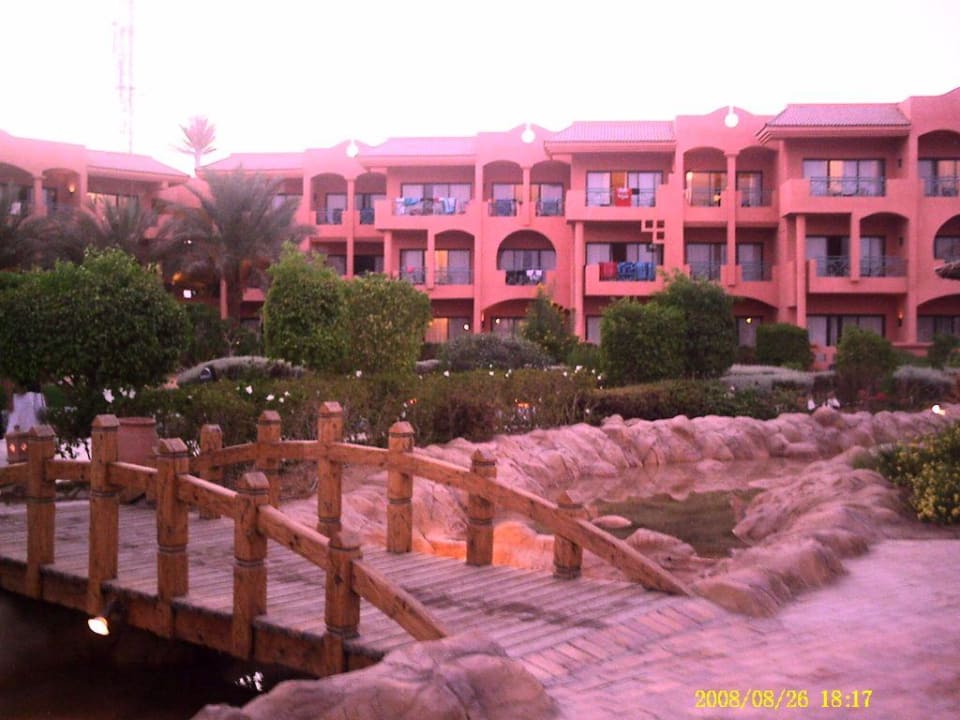 Blick zur Anlage mit schönen angelegten Bach Parrotel Aqua Park Resort