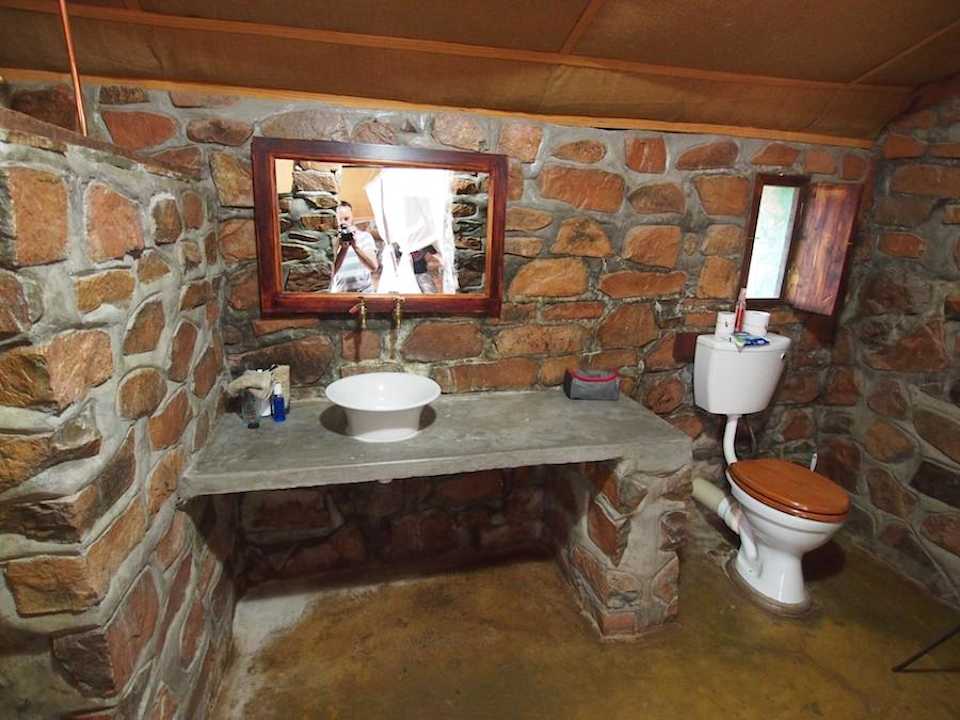 Bad war nur durch einen Vorhang getrennt Hotel A Little Sossus Lodge