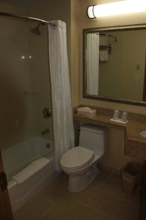 Bad I Queens County Inn and Suites