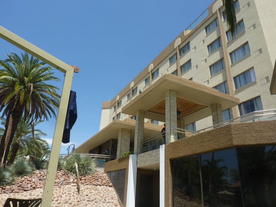 Blick auf die Stockwerke Safari Court Hotel
