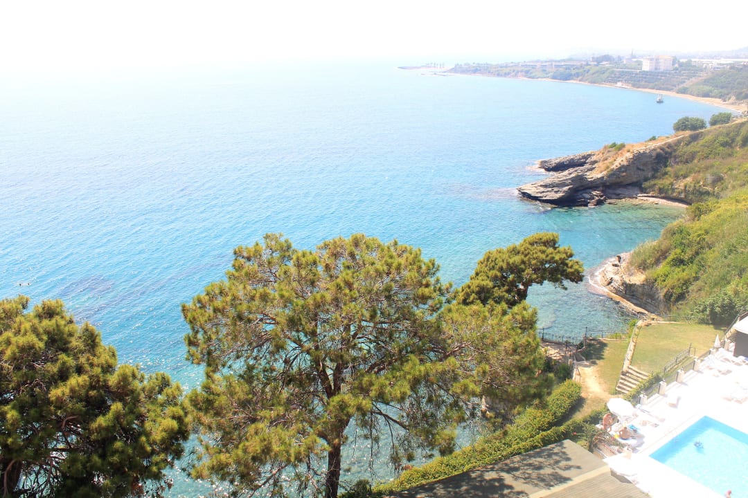 Вид на отель с балкона  Aska Bayview Resort