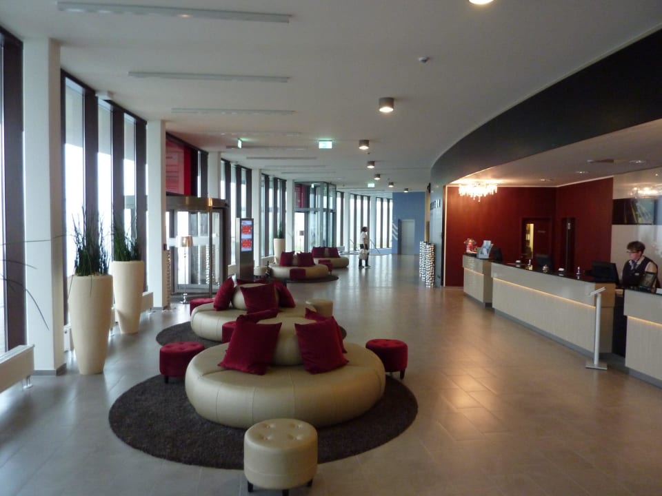 Großzügiger, heller Eingangsbereich Oversum Vital Resort Winterberg