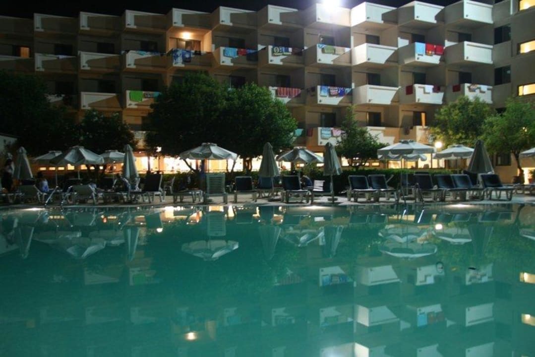 Basen nocą Ialyssos Bay