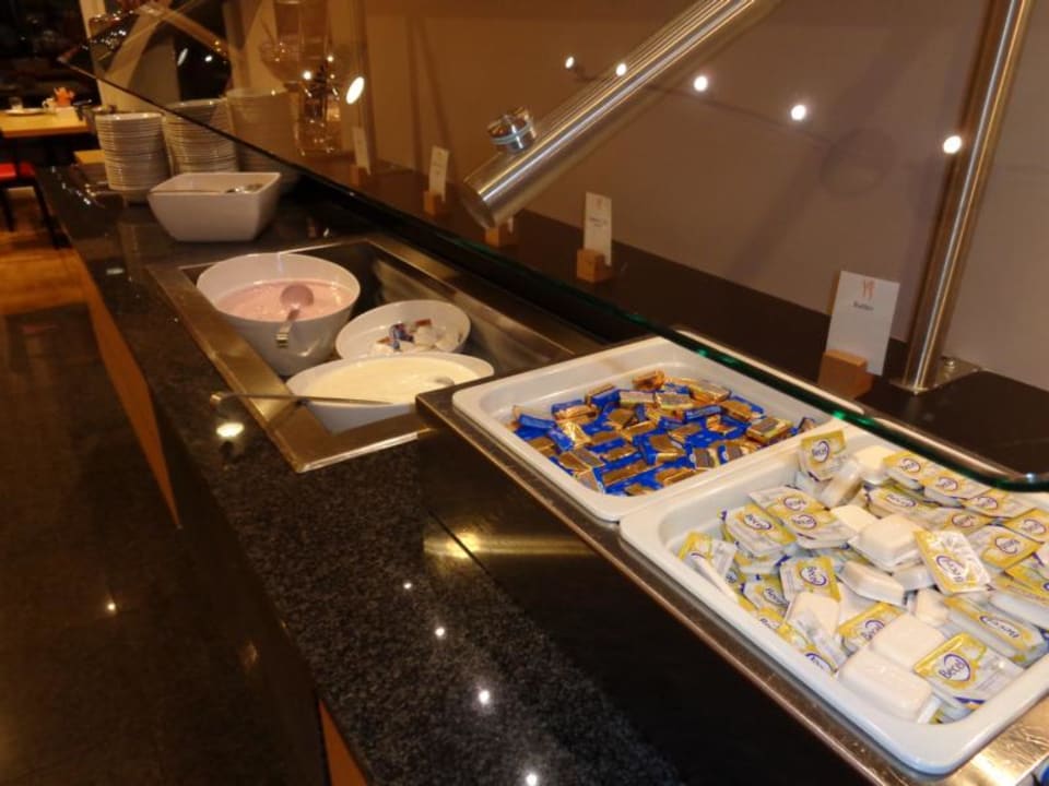 Frühstücksbüffet Holiday Inn Express Frankfurt - Airport