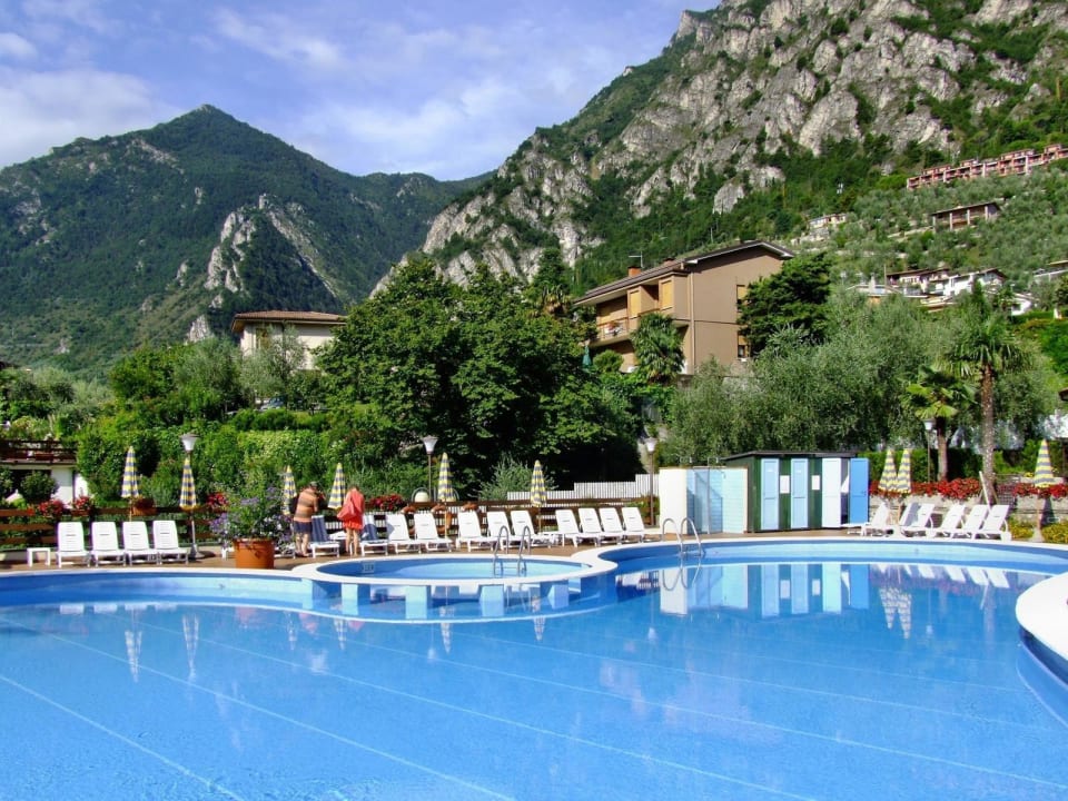 Außenpool vor dem Hauptgebäude Hotel Caravel