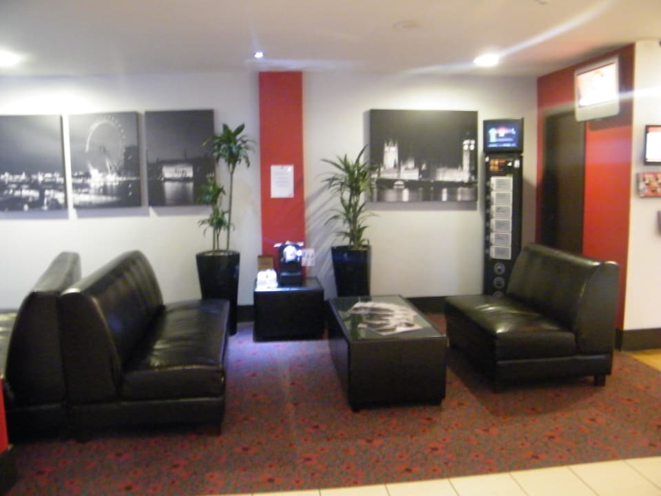 Sitzecke in der Lobby Ibis London Heathrow Airport